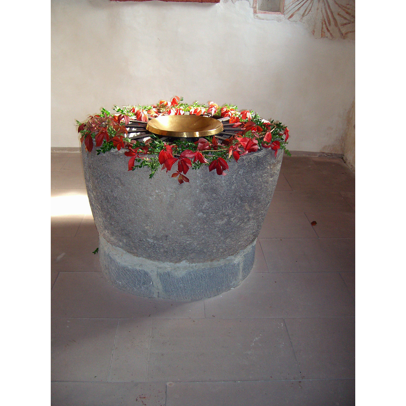 Source caption: "Taufbecken der Evangelischen Kirche Münster, Laubach, Landkreis Gießen, Hessen, Deutschland"