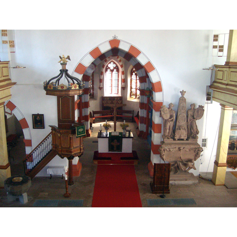 Source caption: "Innenraum mit Blick auf den Chor der Evang. Stadtkirche in Laubach, Hessen" -- the old font is visible in the bottom-left corner of the image