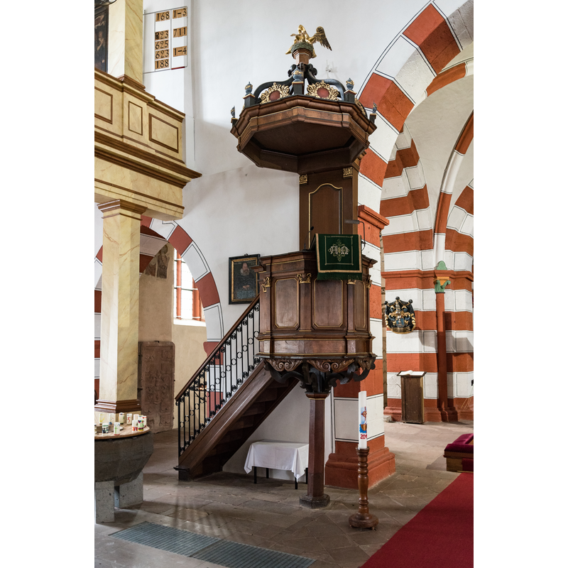 Source caption: " Laubach, Kirchplatz 1a, Evangelische Stadtkirche" -- with the pont partially visible in the bottom-left corner of the image