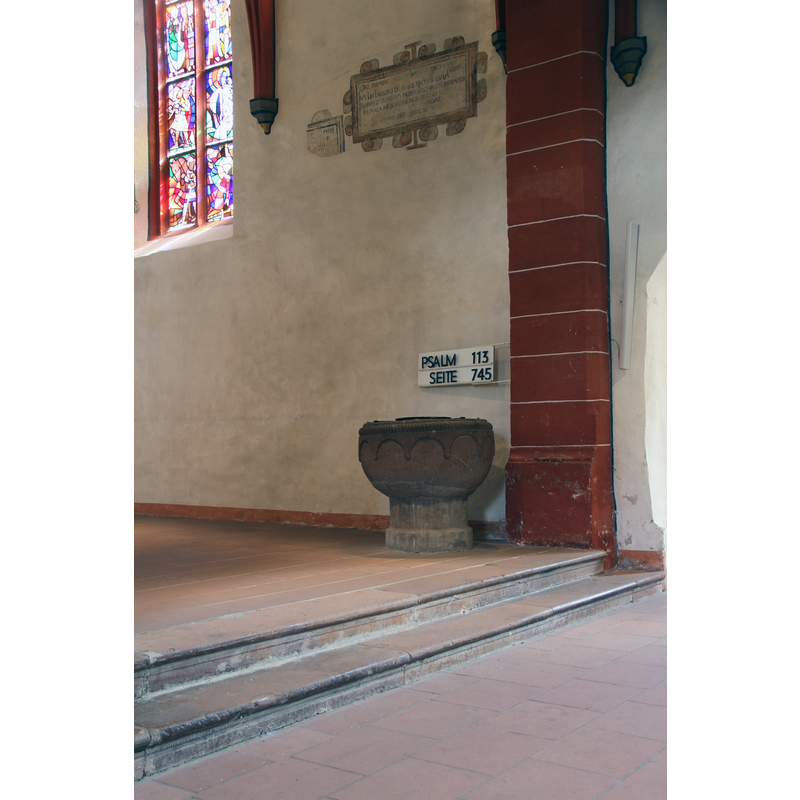 Source caption: " Innenaufnahme de:Martinskirche Gladenbach" -- the font by the right [south] pillar of the chancel arch