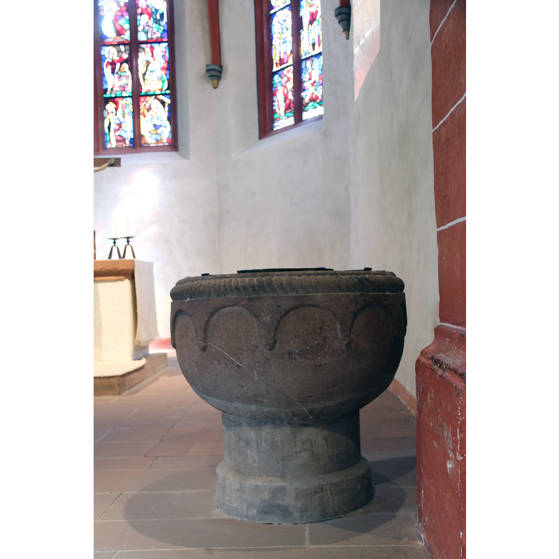 Source caption: " Innenaufnahme de:Martinskirche Gladenbach" -- the font by the right [south] pillar of the chancel arch