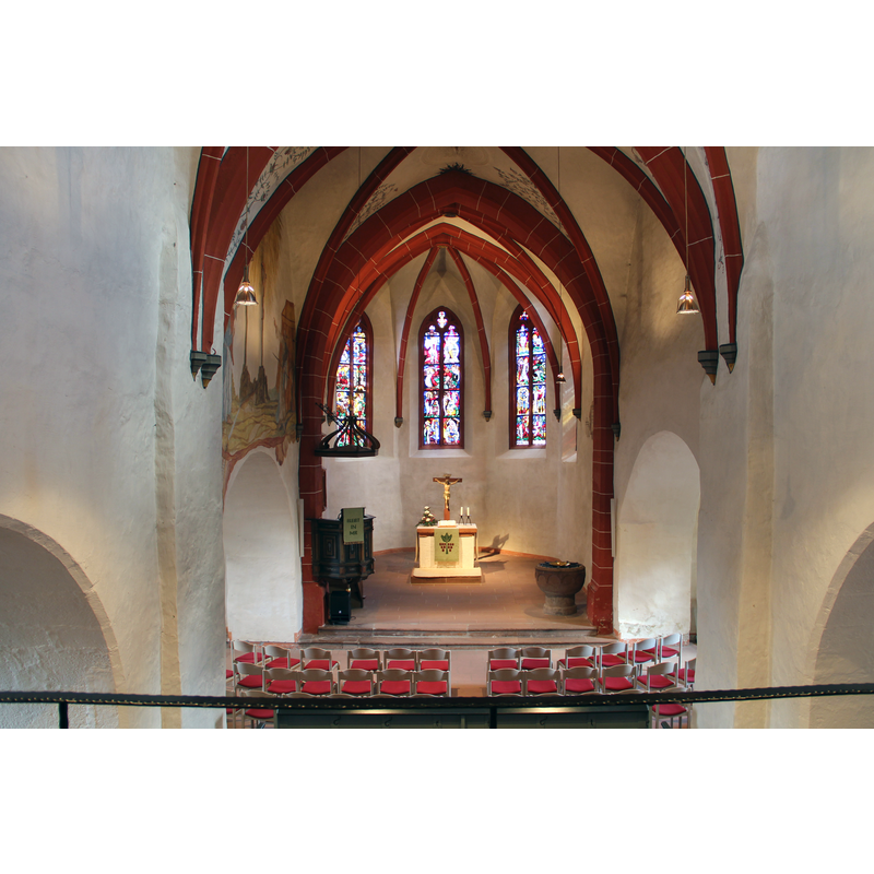 Source caption: " Innenaufnahme de:Martinskirche Gladenbach" -- the font by the right [south] pillar of the chancel arch