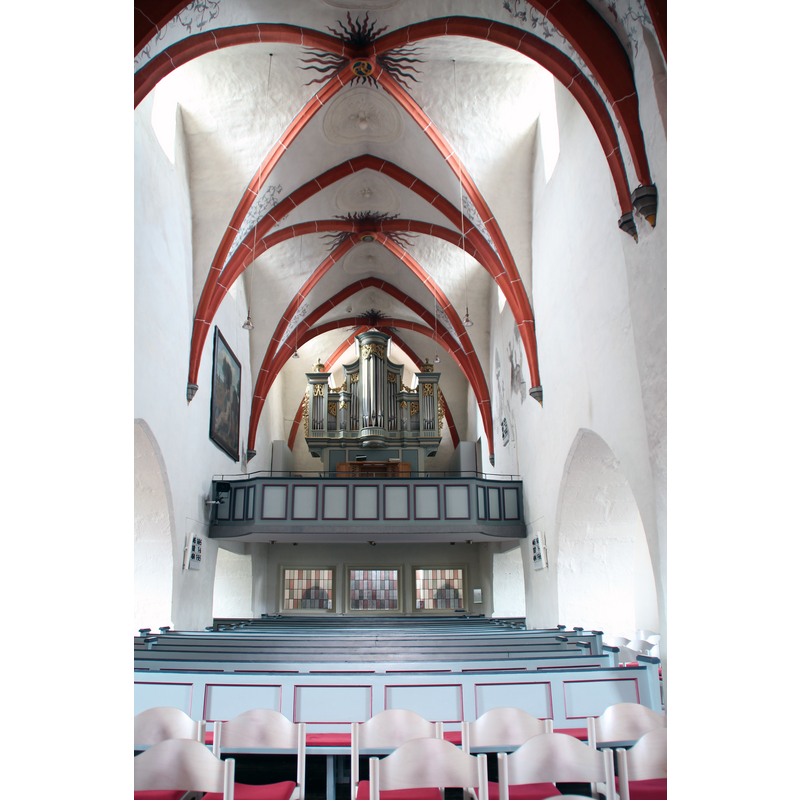 Source caption: "Mittelschiff der Martinskirche zu Gladenbach mit Orgelempore und Schöler-Orgel"