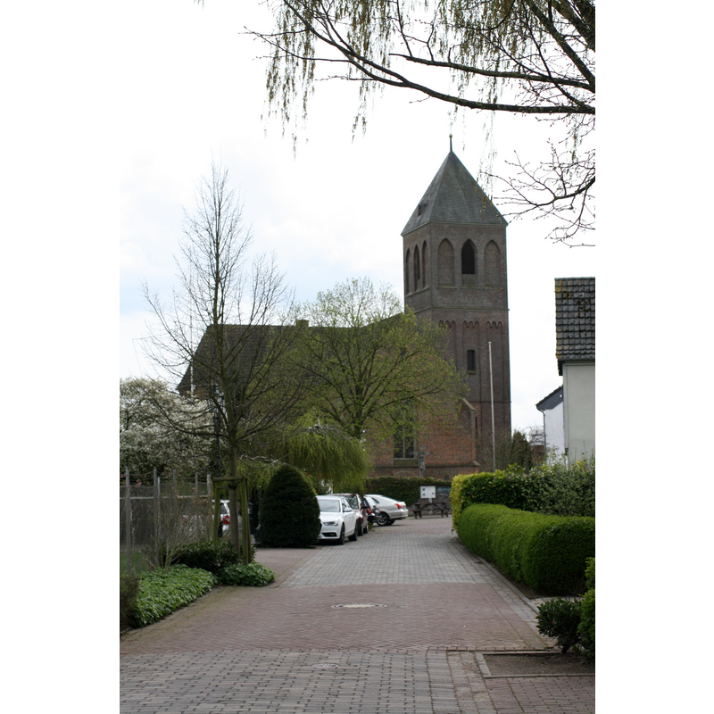 Source caption: "St. Johannes Baptist Kirche in Emmerich-Dornick, Nordrhein-Westfalen, Deutschland"