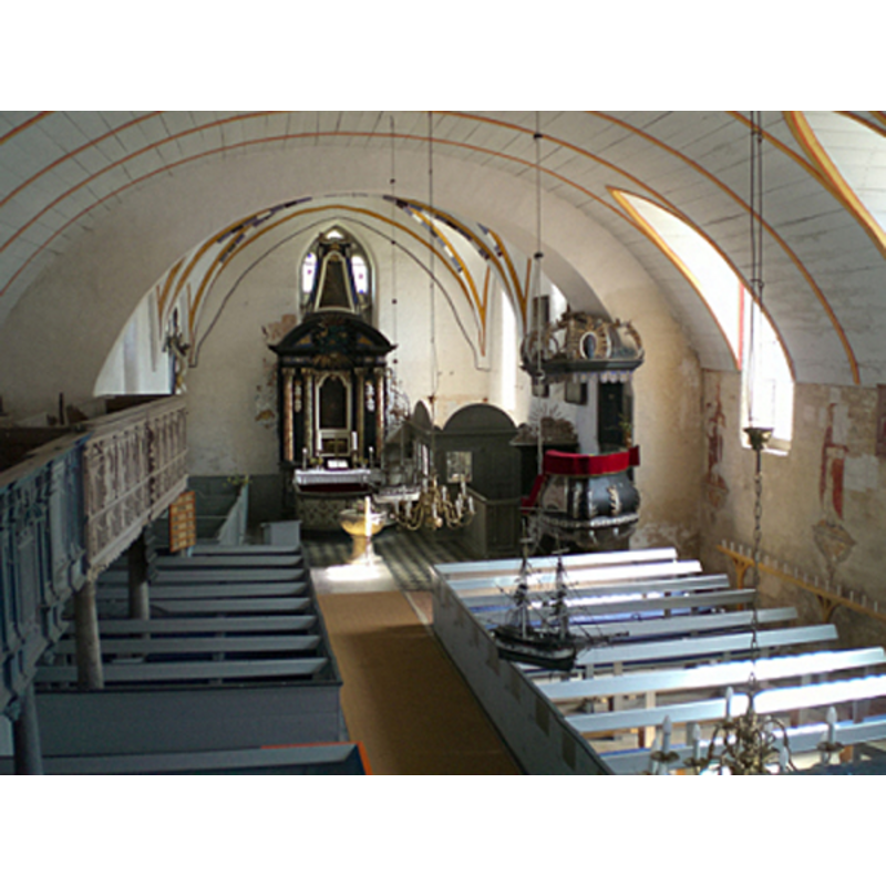 the font is visible at the east end of the centre aisle
