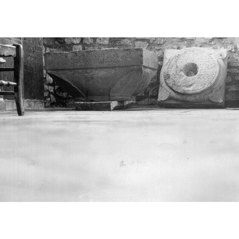 Source caption: "le pied et la cuve sans le fût" -- notice the large drain hole in the centre of the lower base
