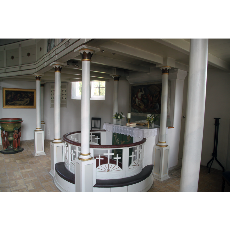 Source caption: "Arnis, Schifferkirche, Innenraum, Altar" -- and the font on the left [north] side
