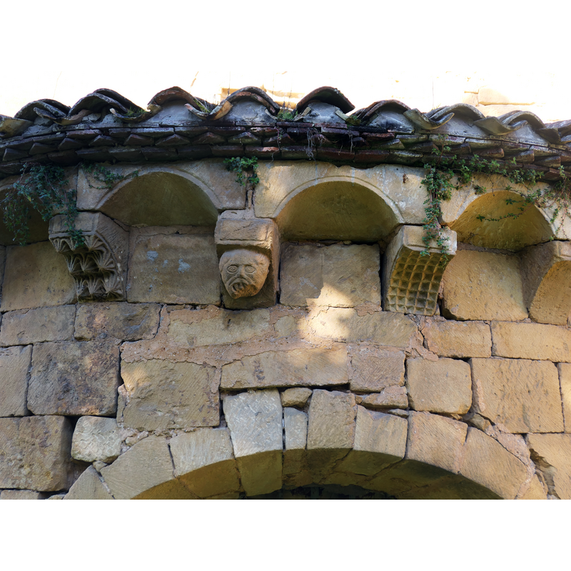Source caption: "Modillons de l'abbaye de Cadouin"
