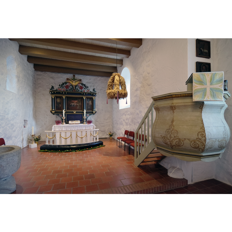Source caption: "St. Annen zu Taarstedt, Kreis Schleswig-Flensburg. Chor mit Altar und Kanzel" -- the medieval font partially visible in the bottom-left croner of the image