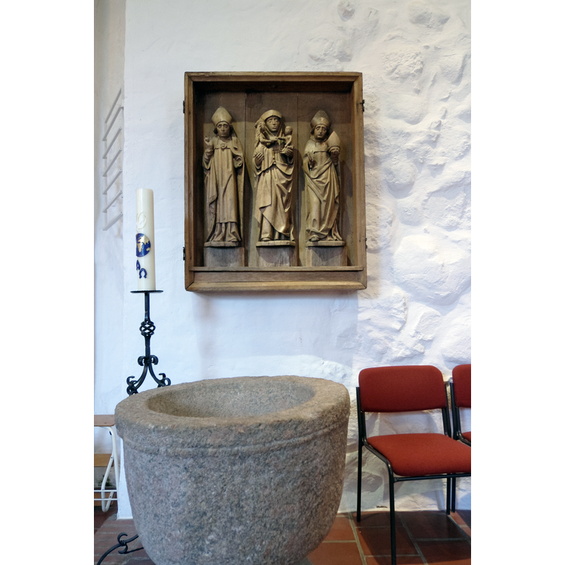 Source caption: "St. Annen zu Taarstedt, Kreis Schleswig-Flensburg. Mittelalterlicher Seitenaltar an der Nordwand des Chors, in der Mitte Anna-Selbdritt, seitlich der Hl. Dionysos und ein unbekannter Bischof. Davor der Taufstein aus Granit, 12. Jh."