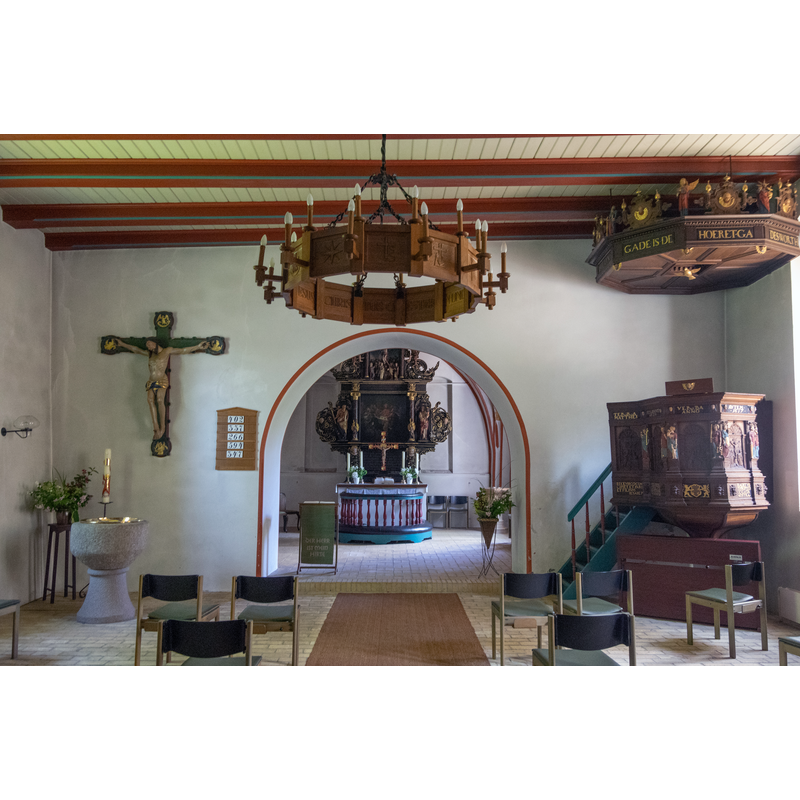 Source caption: "Struxdorf in Schleswig-Holstein. Die Kirche steht unter Denkmalschutz. Das Bild zeigt Details des Inneren der Kirche." -- the medieval font with its baptismal dish on the left [north] side