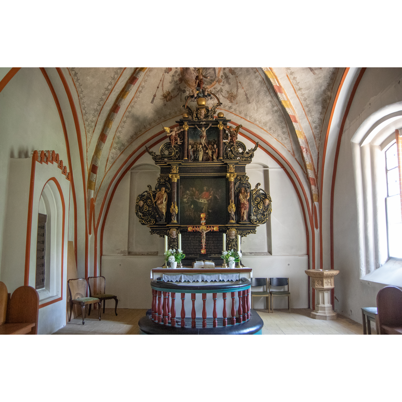Source caption: "Struxdorf in Brandenburg. Die Kirche steht unter Denkmalschutz." -- the later font, seen here on the right, made of artificial stone ca. 1900 in the Kunstanstalt für Kirchenschmuck in Berlin; it costed 117 marks at the time; its metal baptismal dish made in 1914 is busily decorated with all kinds of motifs and symbols