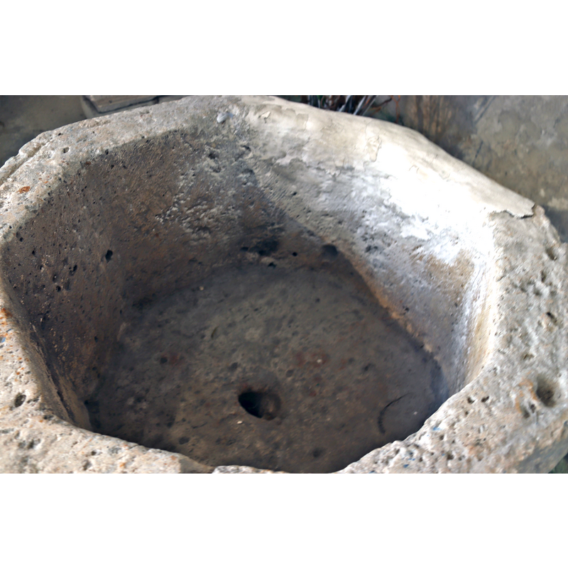 showing the centre drain hole