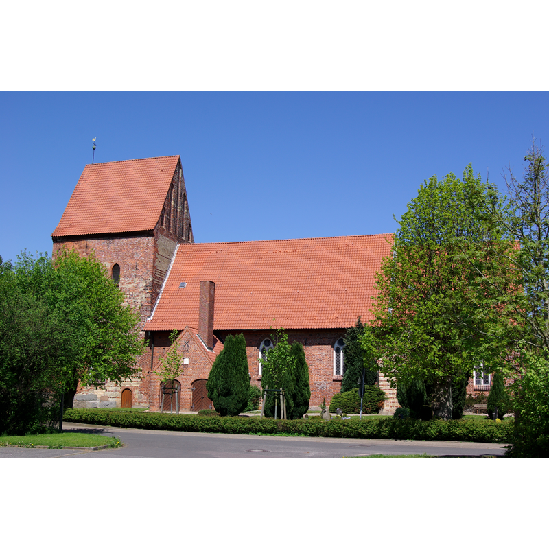 Source caption: "Karby in Schleswig-Holstein. Die Kirche in der Dorfmitte steht unter Denkmalschutz."