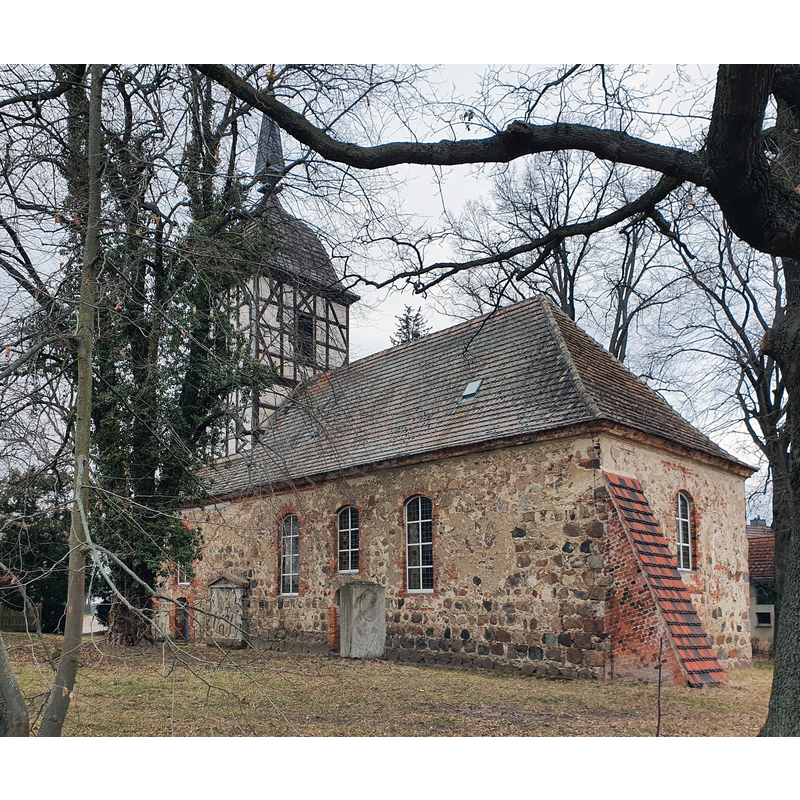 Source caption: "Südostansicht der Kirche in Wildenau , Gemeinde Schönewalde , Landkreis Elbe-Elster , Land Brandenburg, Deutschland."
