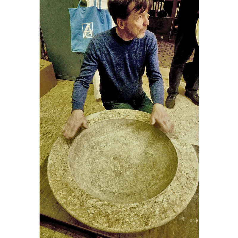 Source caption: "Der Berliner Steinrestaurator Andreas Rentmeister" -- the basin of the Wildenau font during the restoration