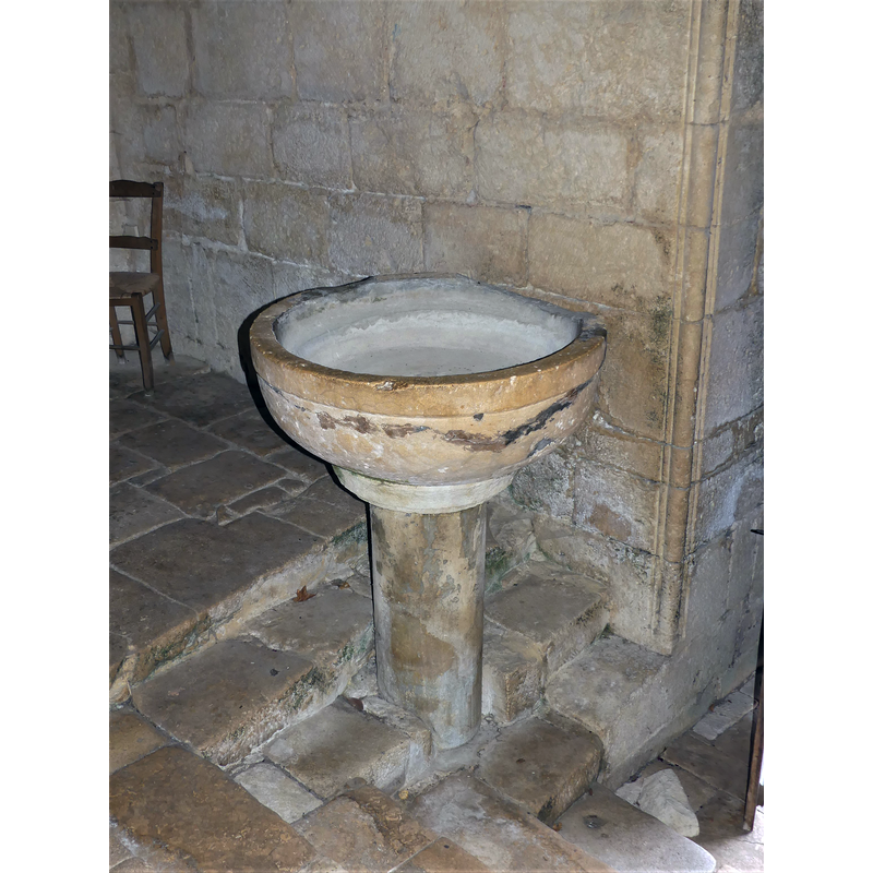 Source caption: "Bénitier dans l'église abbatiale de Saint-Amand-de-Coly, Dordogne, France."