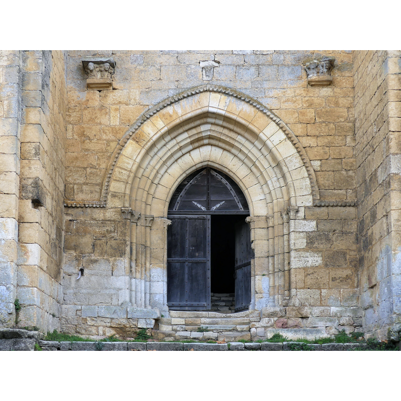 Source caption: "Le portail de l'église abbatiale, Saint-Amand-de-Coly, Dordogne, France."