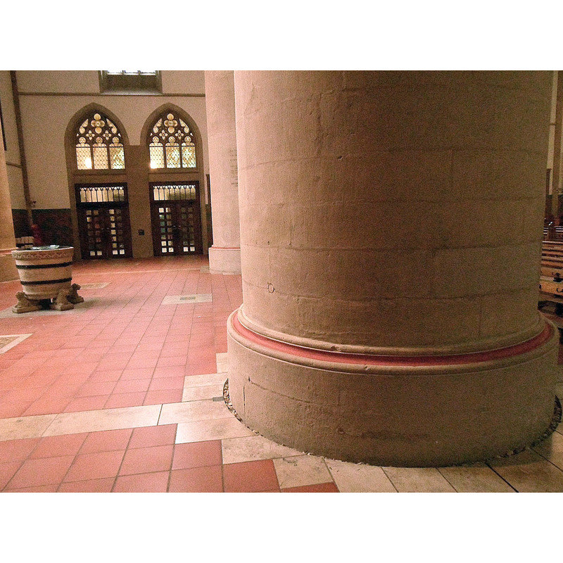Source caption: " Lüdinghausen: St. Felizitas, markante Rundpfeiler unter Turm im westlichen Mittelschiff" -- the font rather dwarfed by the two massive columns at the west end of the mave [each column said to be over 7 m.]
