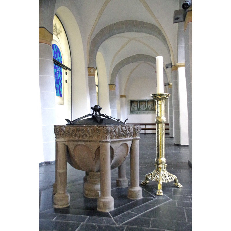 Source caption: "St. Clemens (Drolshagen), Basilika, Taufstein (13. Jh.) aus Trochytgestein des Siebengebirges im südlichen Seitenschiff"