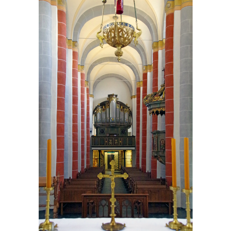 Source caption: "St. Clemens (Drolshagen), Basilika, Mittelschiff mit Blick zur Orgelempore"