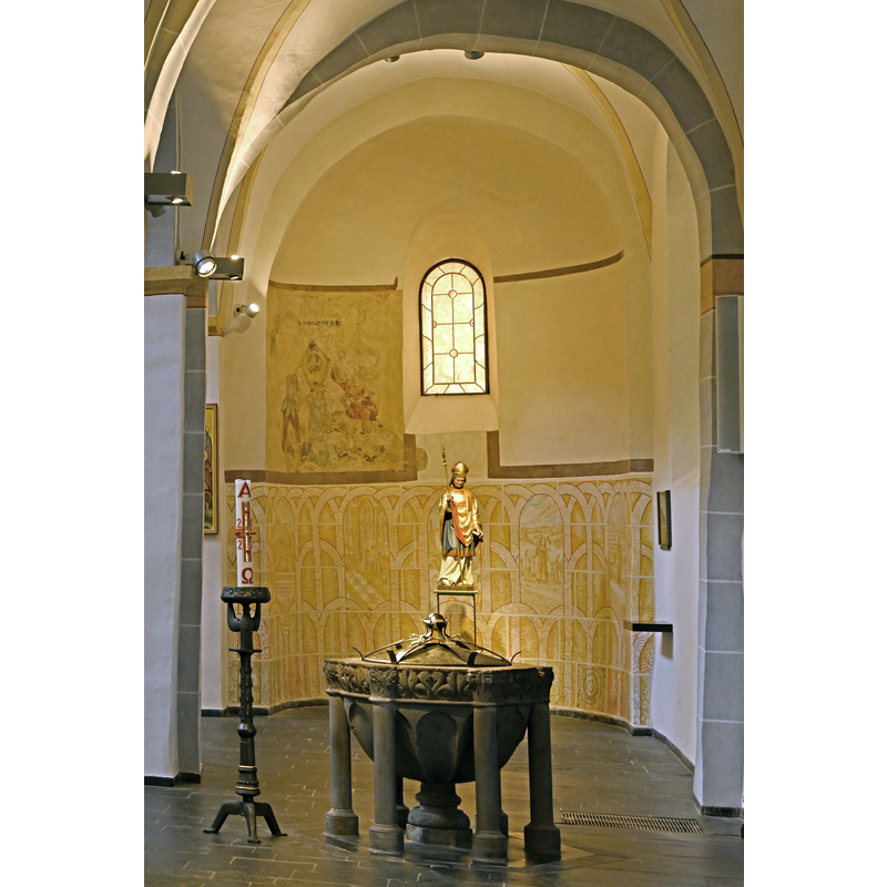 Source caption: "St. Clemens (Drolshagen), Basilika, südliche Seitenapsis mit Taufbecken"