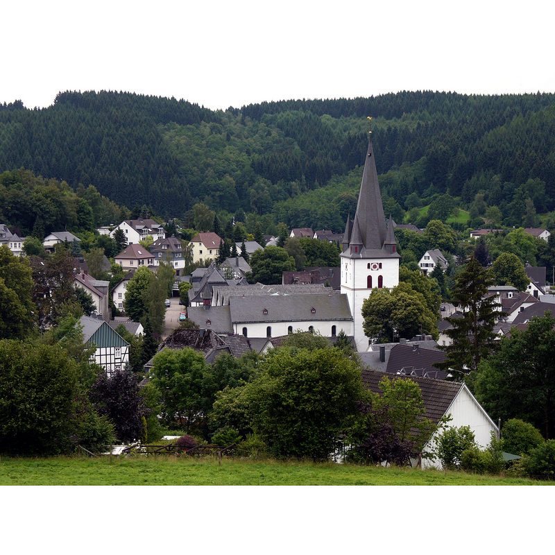 Source caption: "View of Drolshagen towards south from Papenberg (417 m). St. Clement Church dominates the skyline."