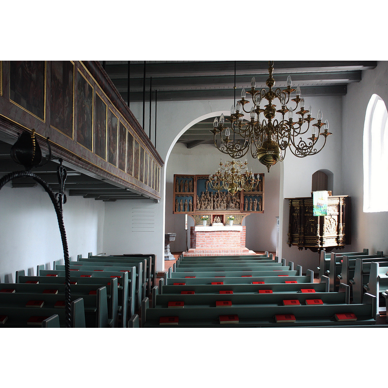 Source caption: "Nordstrand, Kirche St. Vinzenz, Innenansicht" -- the font is partially visible behind the left [north] side of the chancel arch, leeft of the altar