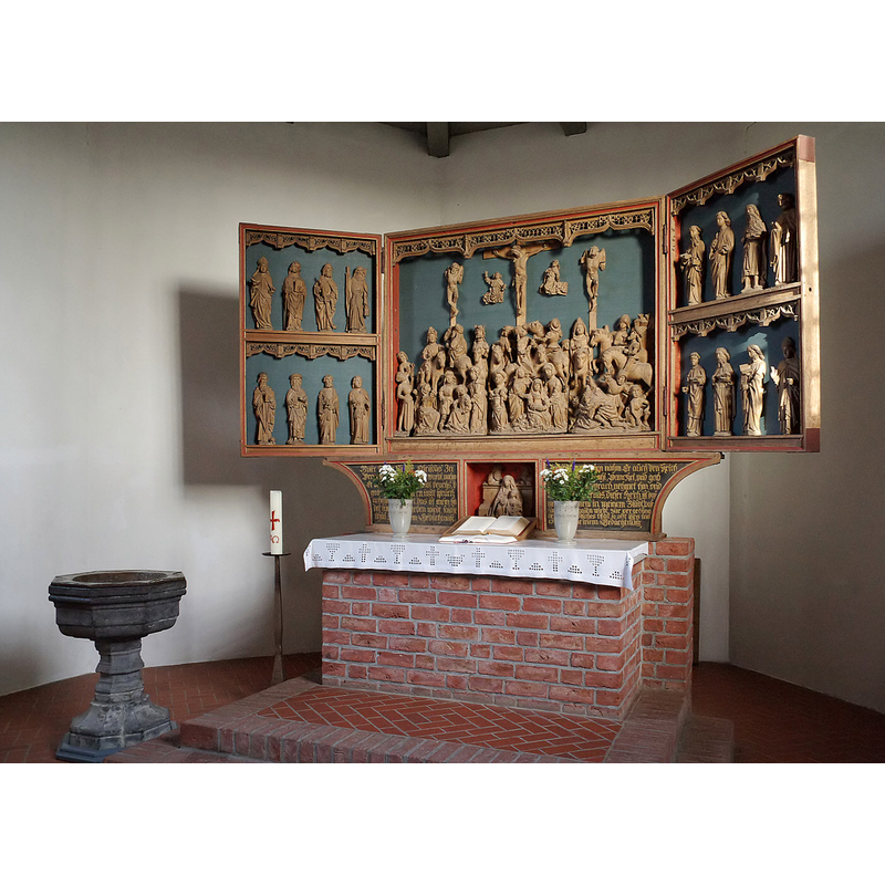 Source caption: "St. Vinzenz in Odenbüll/Nordstrand. Spätgotischer dreiflügeliger Schnitzaltar und der Taufstein mit moderner Taufschale"