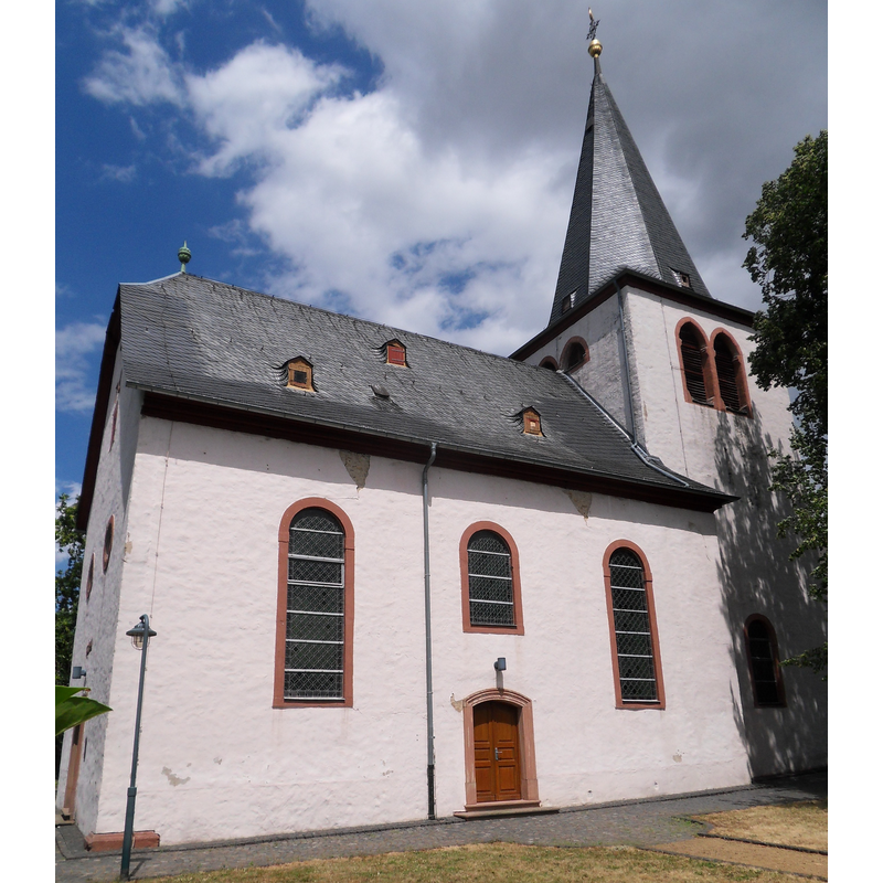 Source caption: "Blick von Süden über den Kirchhof zur Dorfkirche in Massenheim"