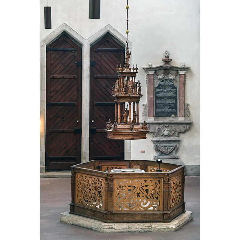 Source caption: "Taufbecken und Gitter aus Lindenholz"