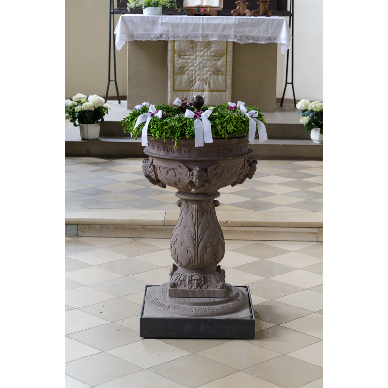all around the baluster-shaped stem