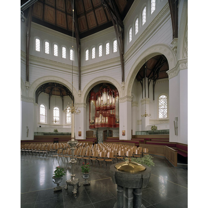 Source caption: "Hervormde Koepelkerk: Interieur, overzicht naar het oosten (opmerking: Boek: "66 Kanjermonumenten")"