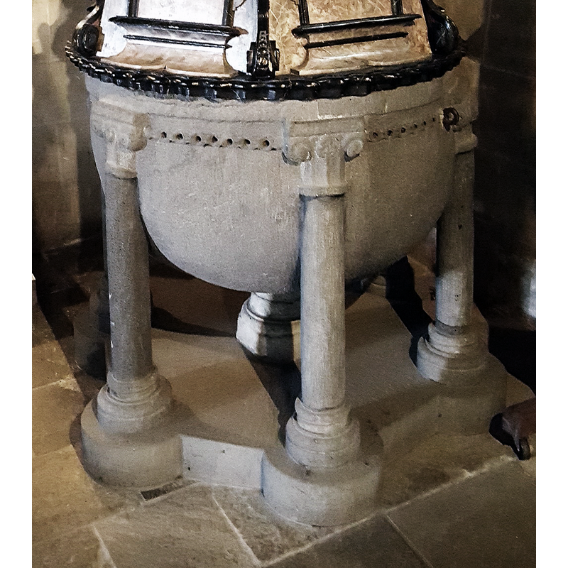 a moulded base to each of the six outer colonnettes