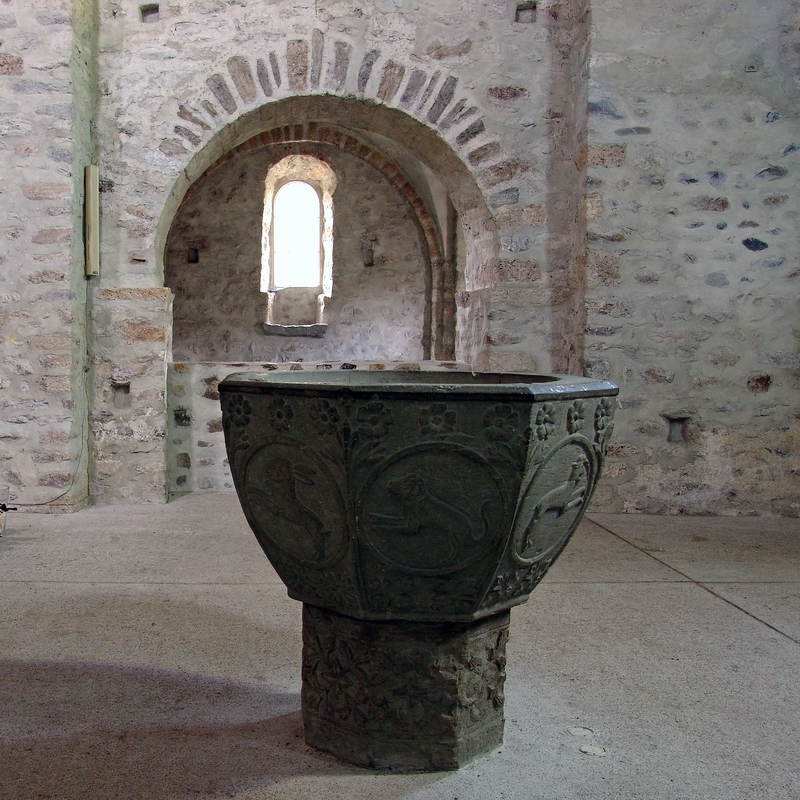 Source caption: "Taufstein im Chor der romanischen Stiftskirche Amsoldingen"