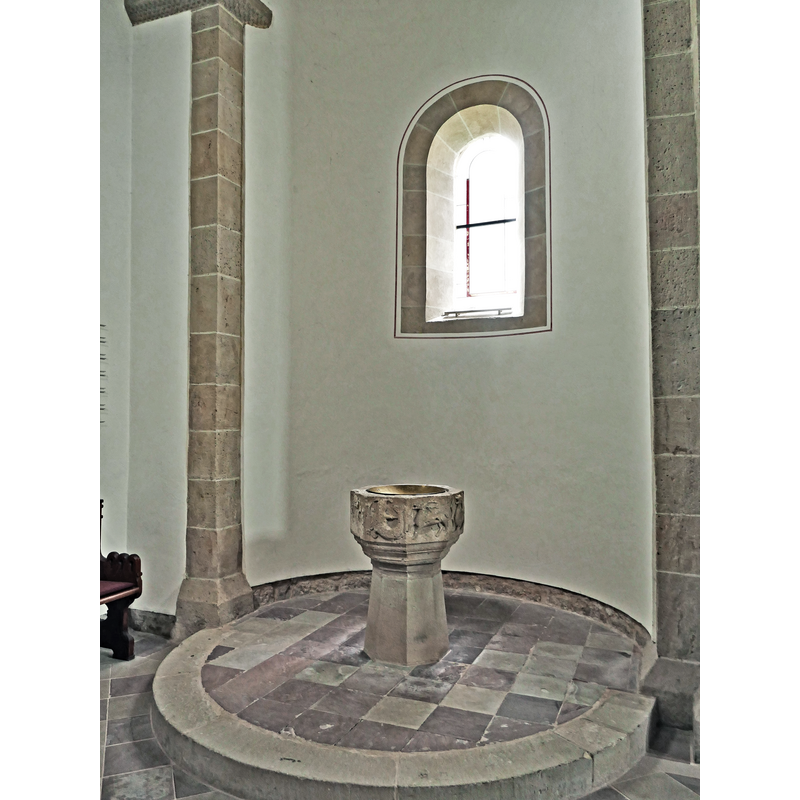 Source caption: "Blick auf das Taufbecken in der Marienbasilika in Wilhelmshausen"