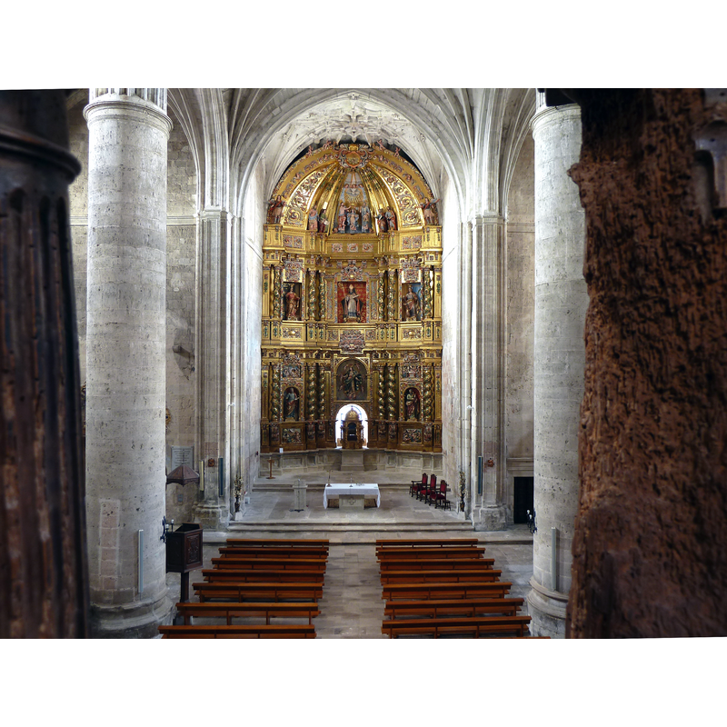 Source caption: "Templo realizado en la segunda mitad del siglo XVI, siguiendo el estilo de Rodrigo Gil de Hontañón [...] Retablo Mayor visto desde el coro."