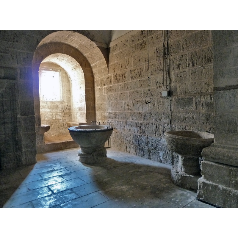 Source caption: "Pilas bautismales'