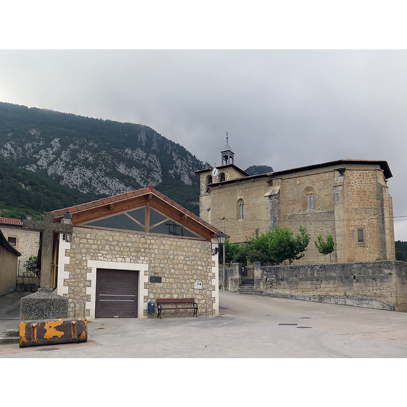 Source caption: "Plaza del pueblo vasco de Bachicabo (Álava, España) y su iglesia de San Martín"