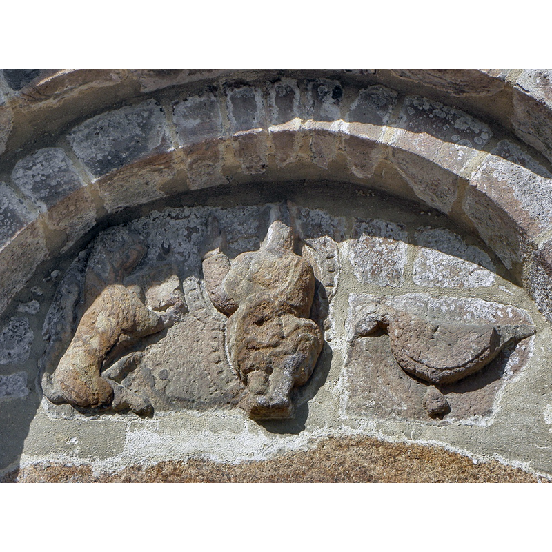 In the tympanum the remains of a Tetramorphos: in the centre, Christ in Majesty; on the sides, Mark's lion (left) and John's eagle (right); missing/lost, the symbols for Matthew and Luke