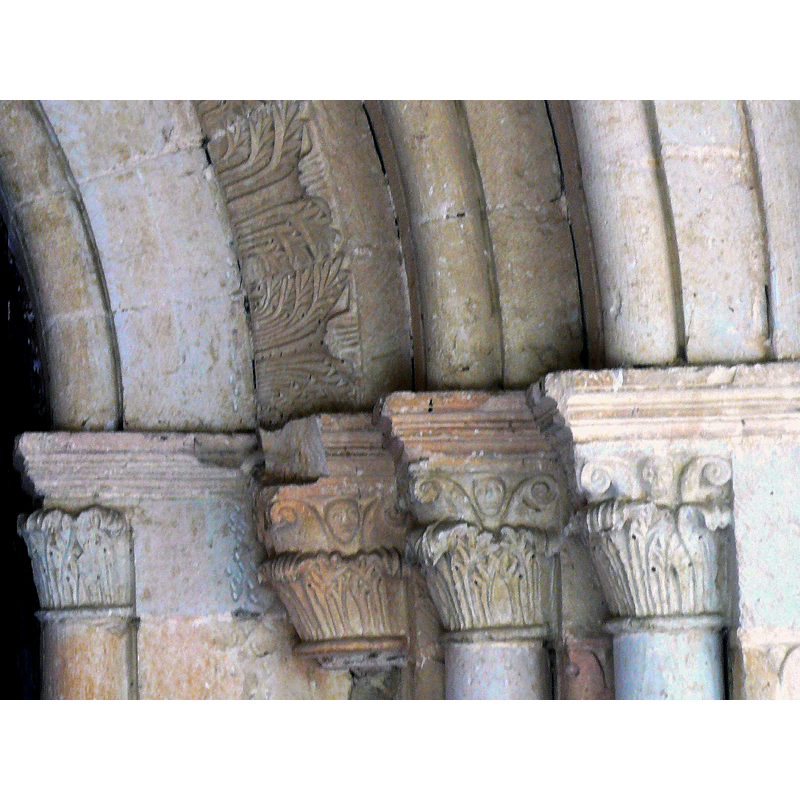Source caption: "Iglesia de San Pedro Apóstol (Monasterioguren, Vitoria)"