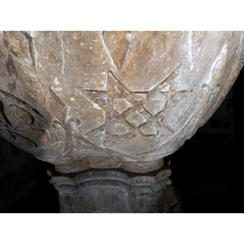 the pattern on the underbowl matches mirror-like the one on the basin side