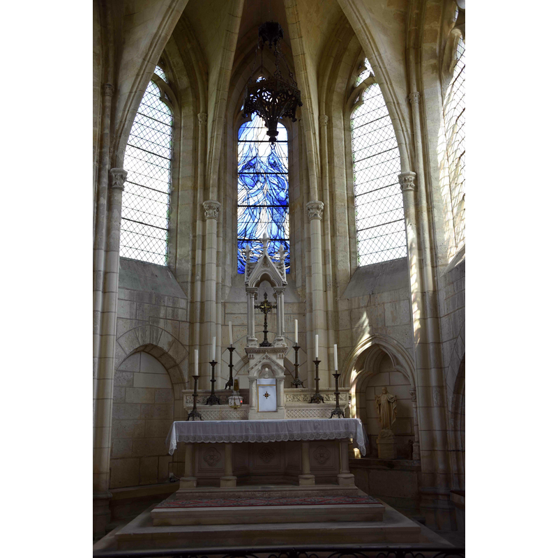 Source caption: "vitrail central abside St Julien de Royaucourt posé en juillet 2017"