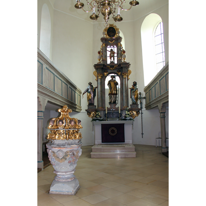 Source caption: "St. Laurentiuskirche Altar, im März 2012"