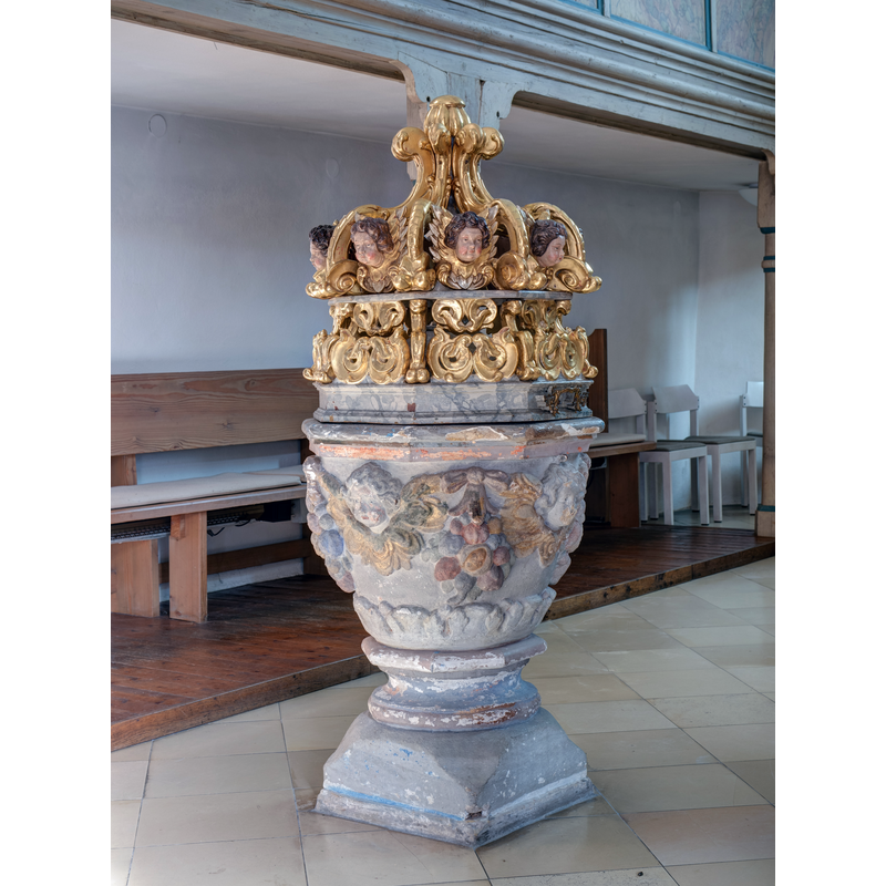 Source caption: "Taufstein in der evangelisch lutherische Pfarrkirche Sankt Laurenzius in Muggendorf"