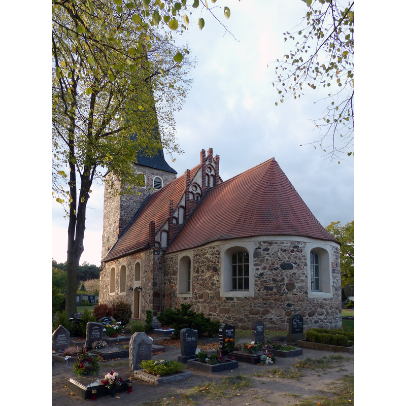 Source caption: "Kirche von Rottstock, wahrscheinlich aus dem 15. Jahrhundert. Das Dorf Rottstock ist ein Teil der Stadt Brück am Rand der Belziger Landschaftswiesen in Brandenburg."