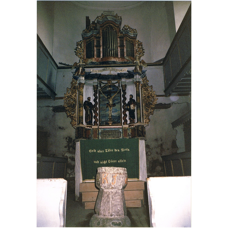 Source caption: "Orgel und Altar, einst in der Kirche in Mercheașa (Streitfort) in Rumänien"