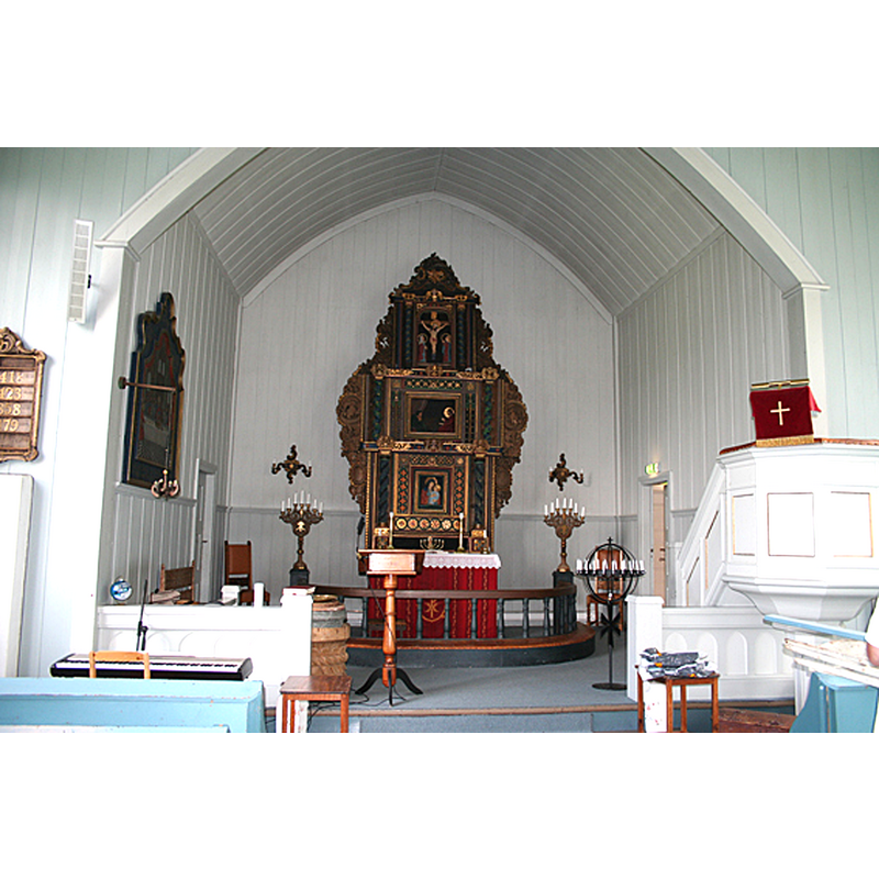 the baptismal font is partially visible behind the left [north] chancel parapet, on the left side of the wooden lectern