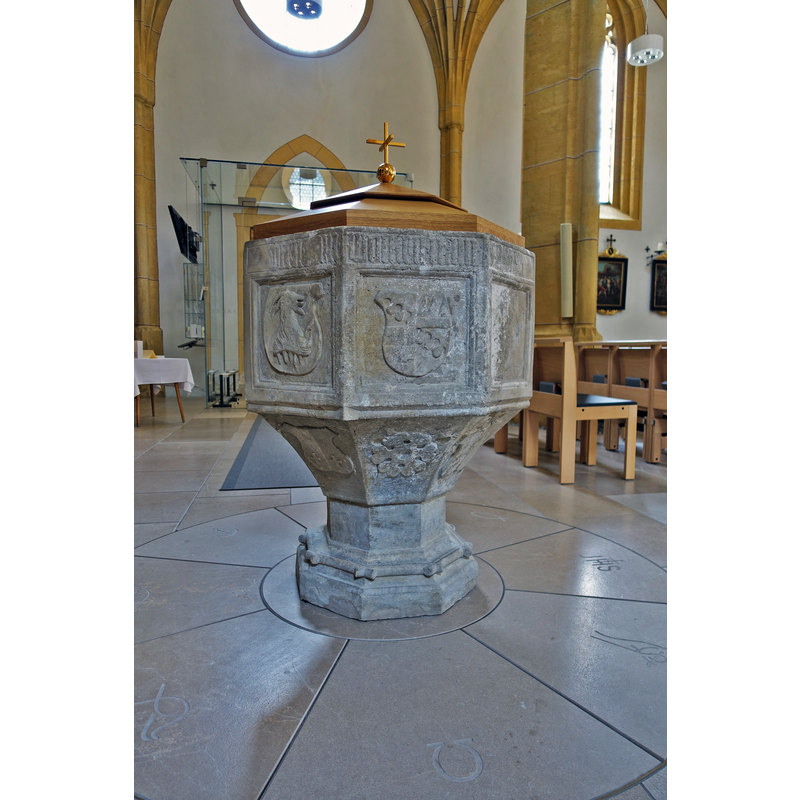 Source caption" "Landeck, Tirol, Österreich. Katholische Pfarrkirche Mariä Himmelfahrt, Taufstein "
