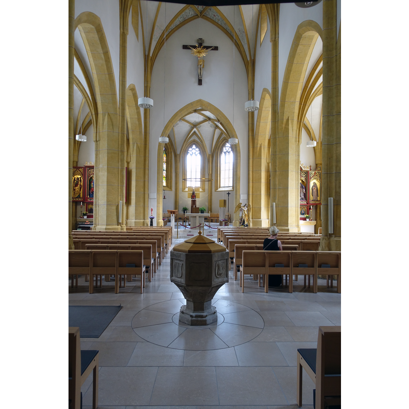 Source caption: "Landeck, Tirol, Österreich. Katholische Pfarrkirche Mariä Himmelfahrt, Mittelschiff "